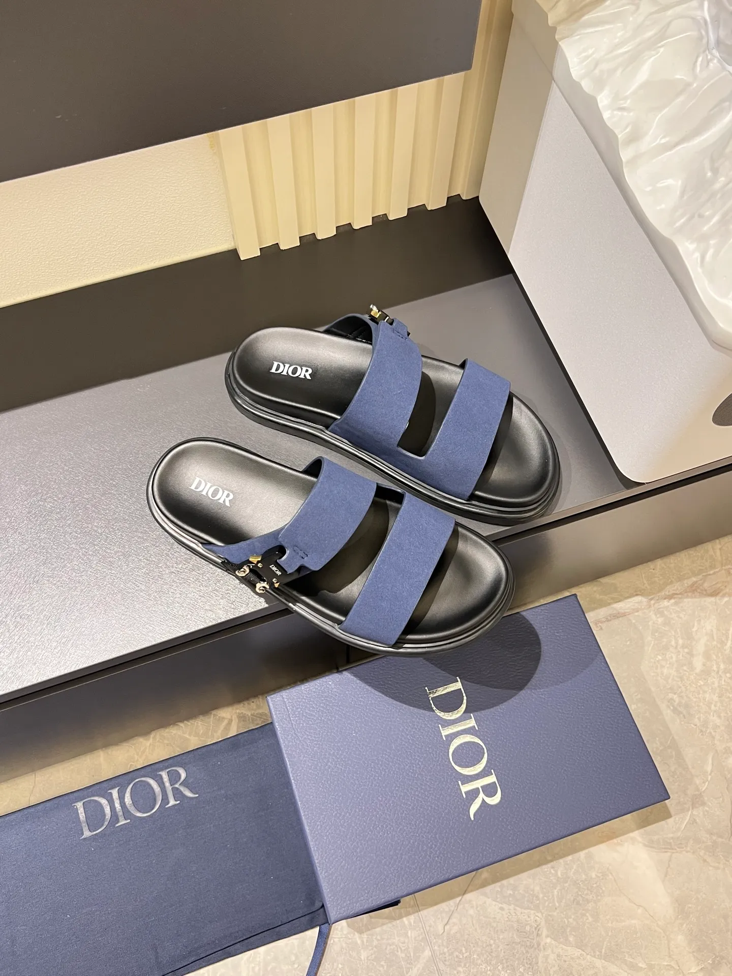 Men's Men's Shoes 💰p320 Dio* Men's Sandals Slippers. Showcasing Dior haute couture design. The Dior gray suede strap is accented with an aluminum Dior buckle for added style. Paired with a comfortable tonal notch sole, they pair easily with shorts or jeans for a sophisticated look. Main body: suede cow leather, technical fabric lining: cow leather, with adjustable straps, aluminum Dior buckle, Dior gray EVA insole, tonal notched rubber outsole splicing structure, size: 38-44 (customized at 45.46)
